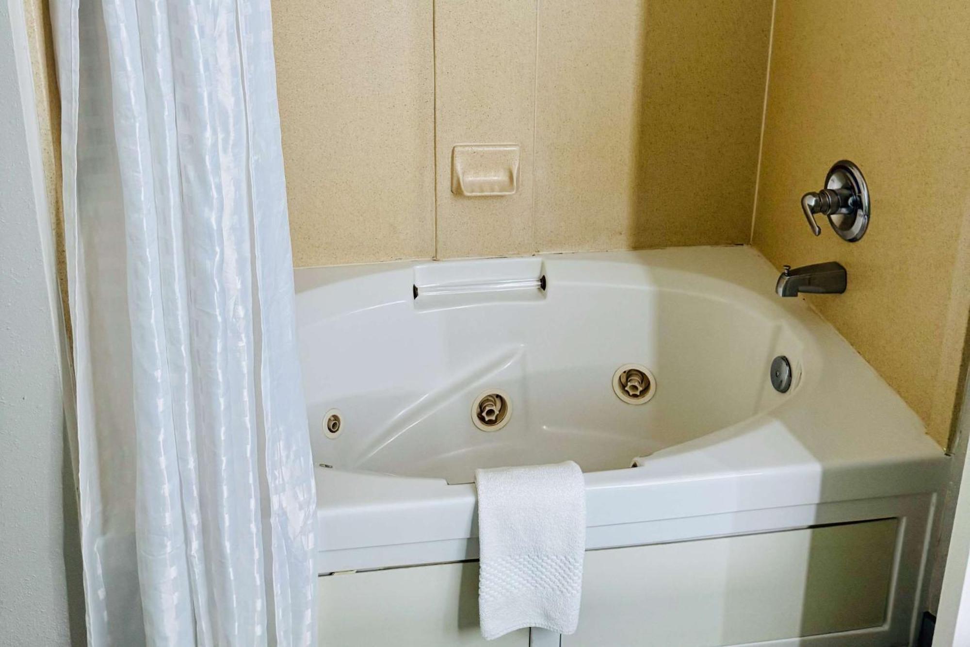 Clarion Pointe Albemarle Otel Dış mekan fotoğraf